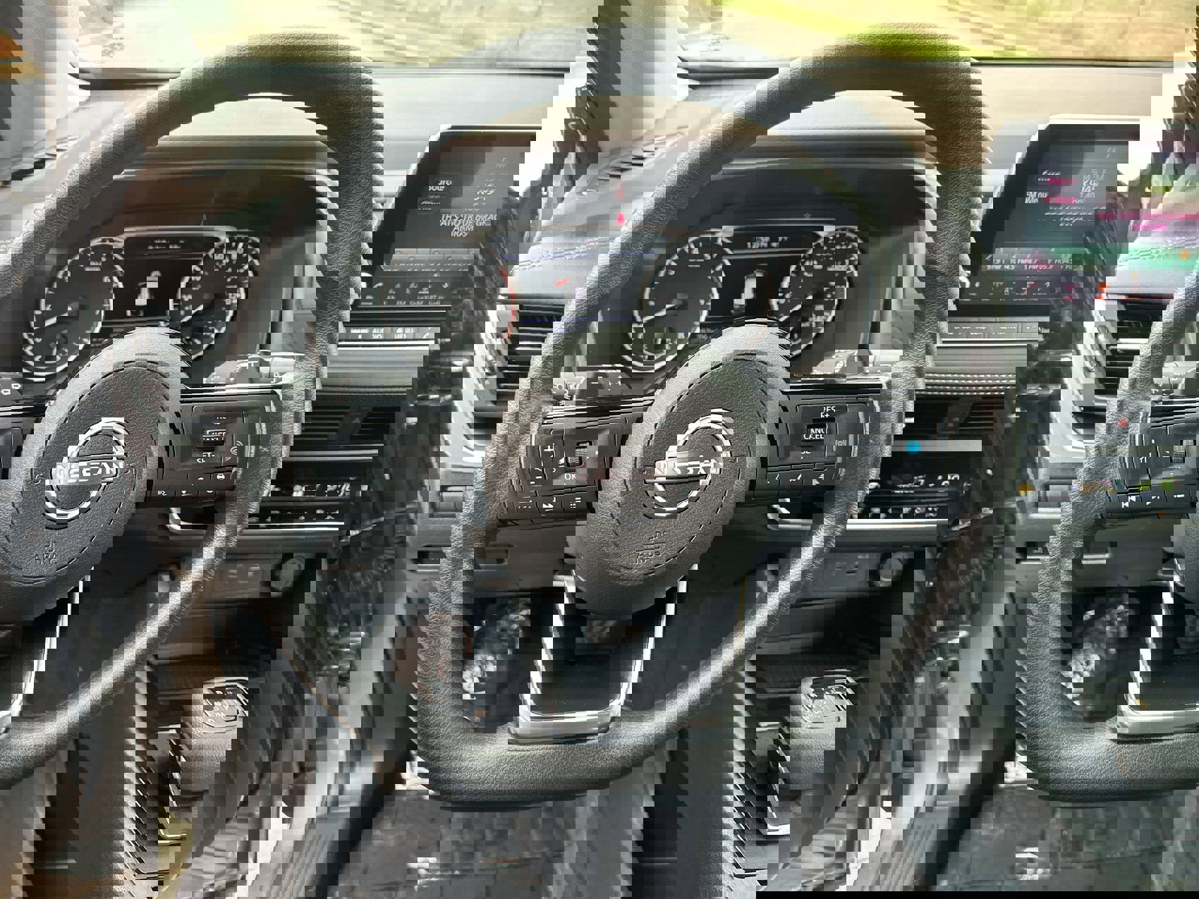 Used 2023 Nissan Rogue SV image 14