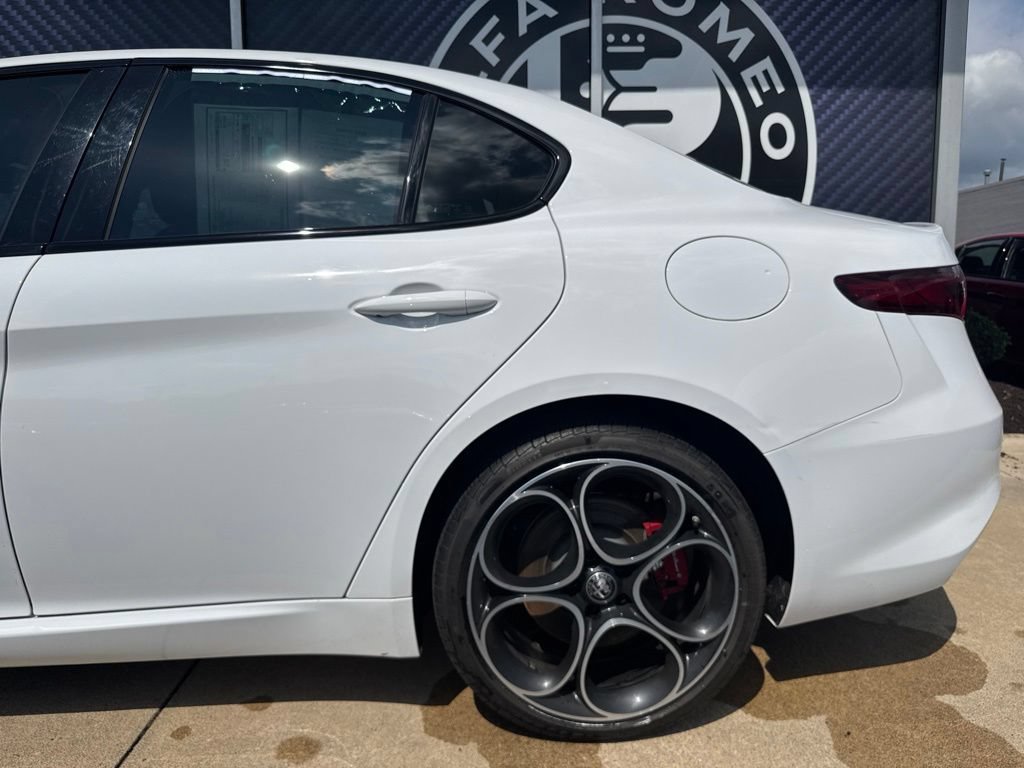 Used 2022 Alfa Romeo Giulia Veloce AWD/4WD image 14
