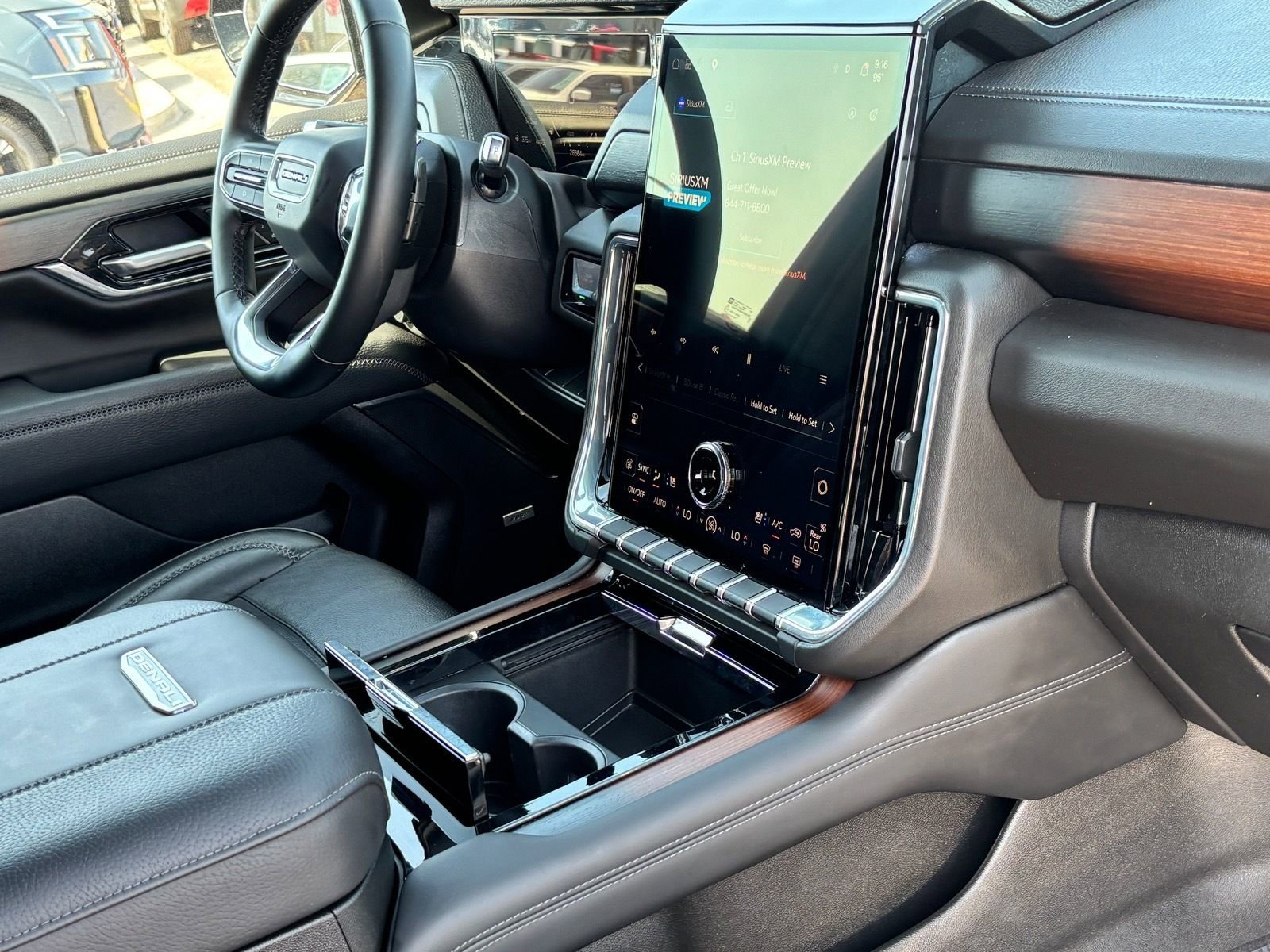 Used 2025 GMC Yukon XL Denali AWD/4WD image 9