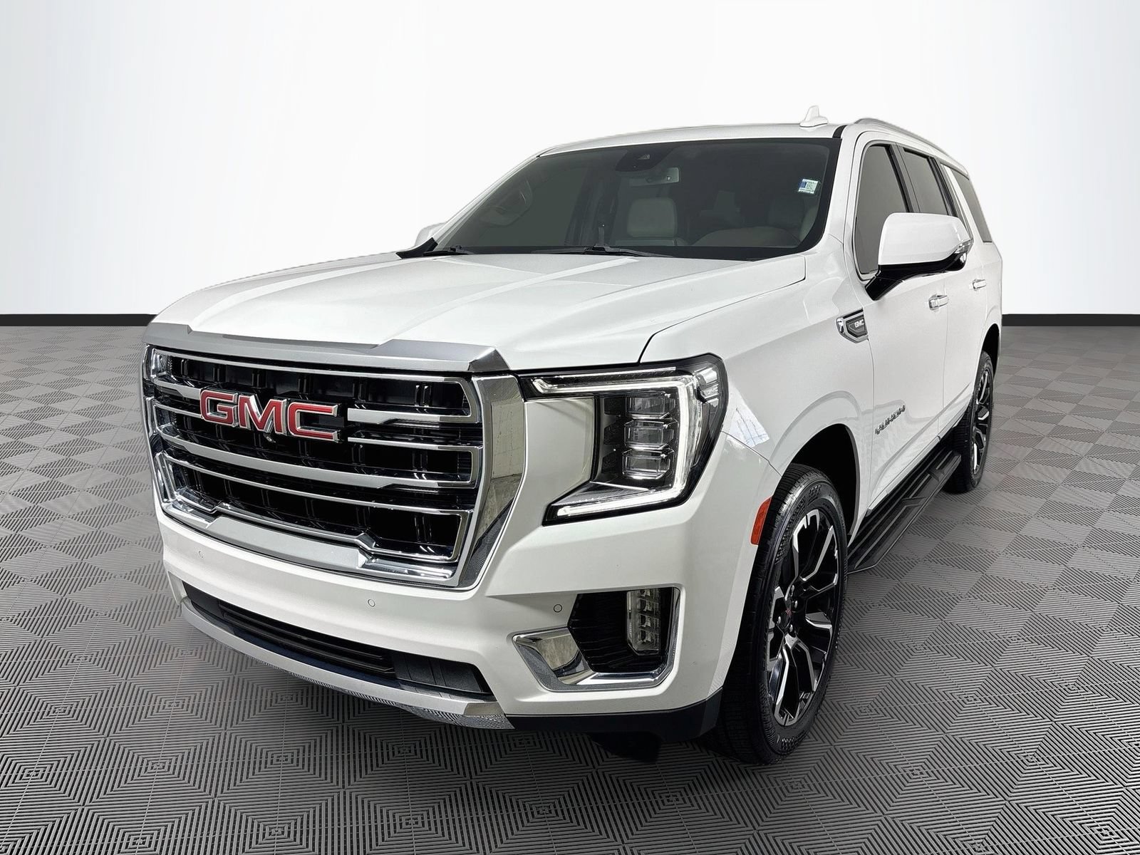 Used 2023 GMC Yukon SLT w/ SLT Luxury Package RWD image 3