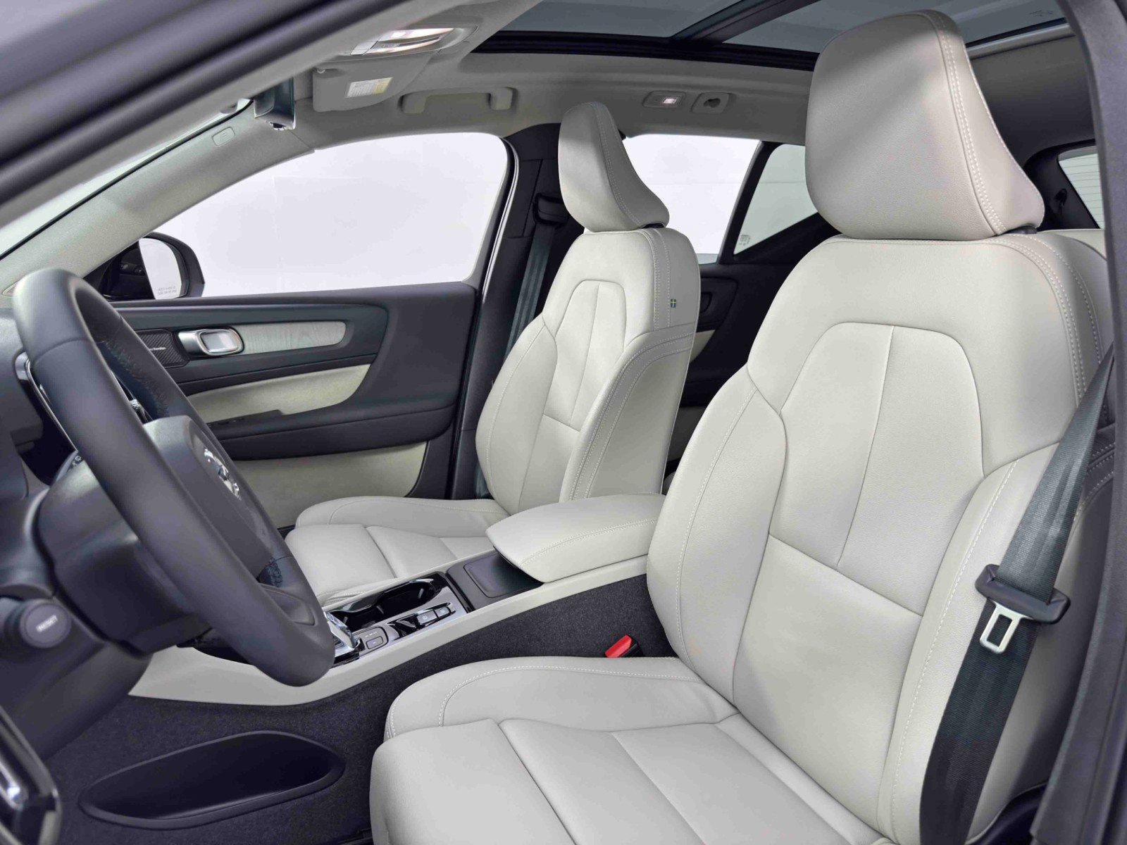 Used 2024 Volvo XC40 B5 Ultimate w/ Protection Package Premier image 41