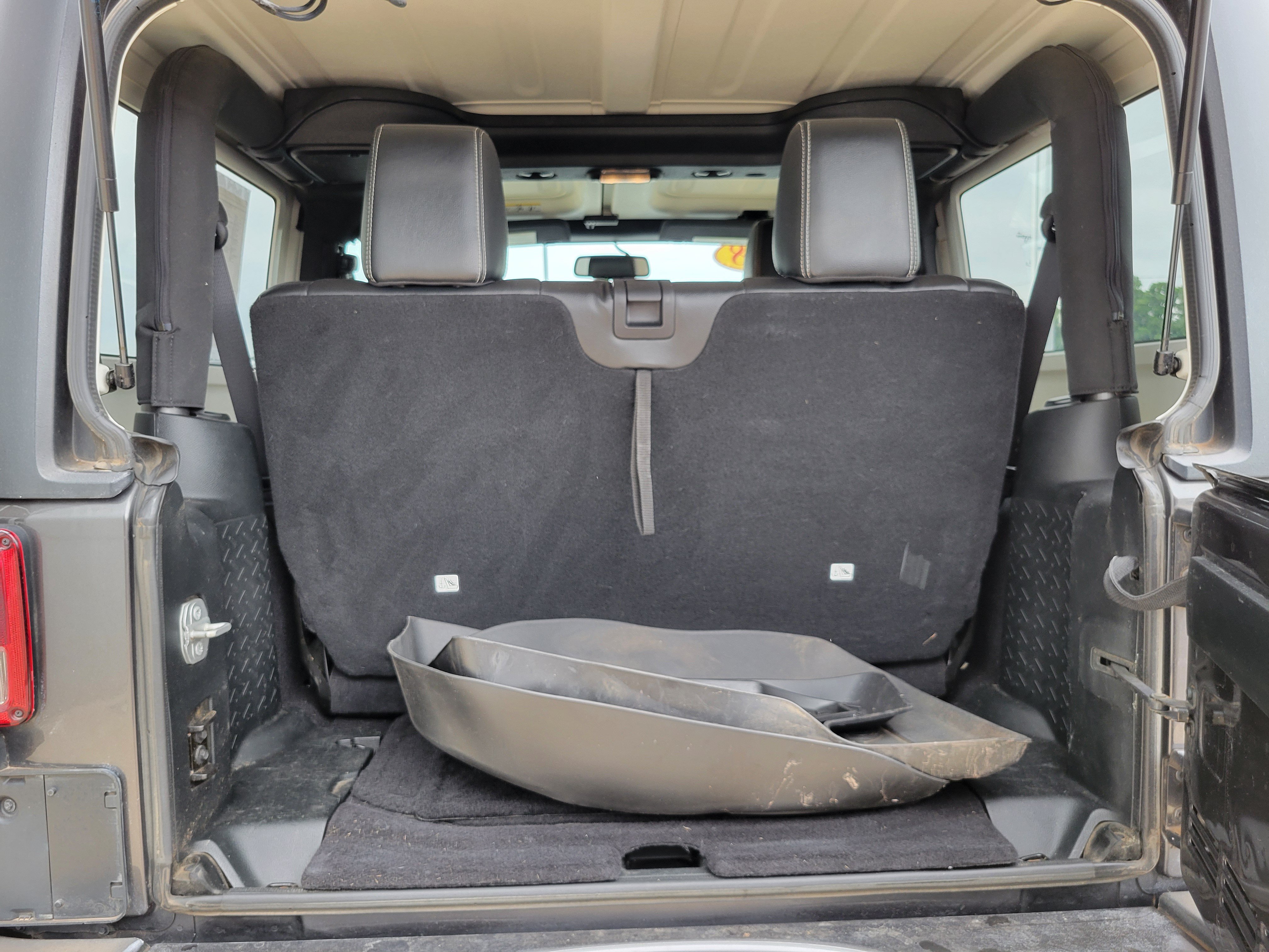 Used 2018 Jeep Wrangler Sahara w/ Connectivity Group AWD/4WD image 19