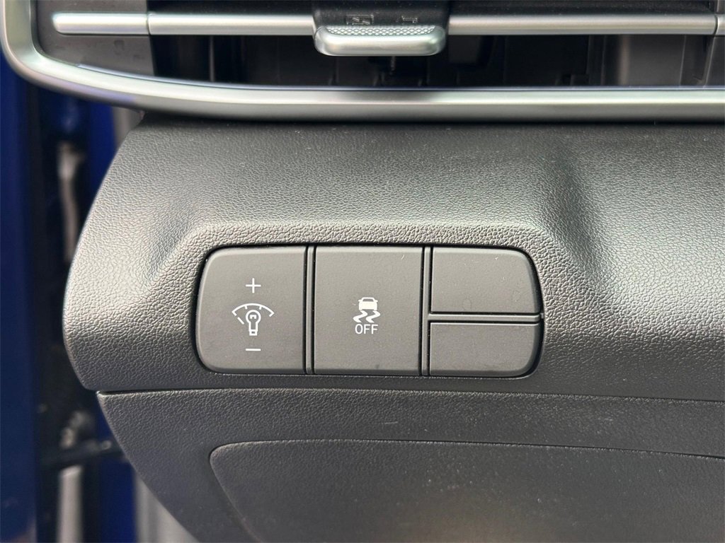 Used 2025 Hyundai Elantra Limited image 21