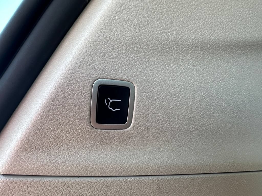 Used 2023 Chrysler Voyager LX FWD image 17