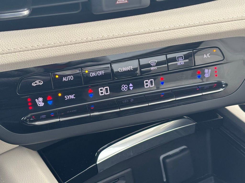 Used 2023 Buick Envision Avenir image 32