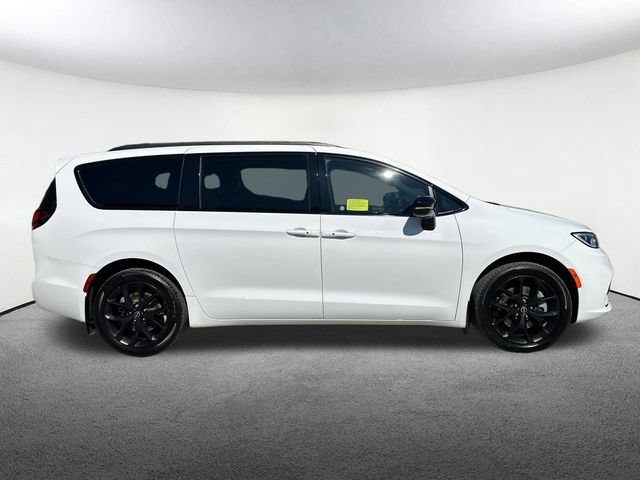 Used 2025 Chrysler Pacifica Limited AWD/4WD image 18