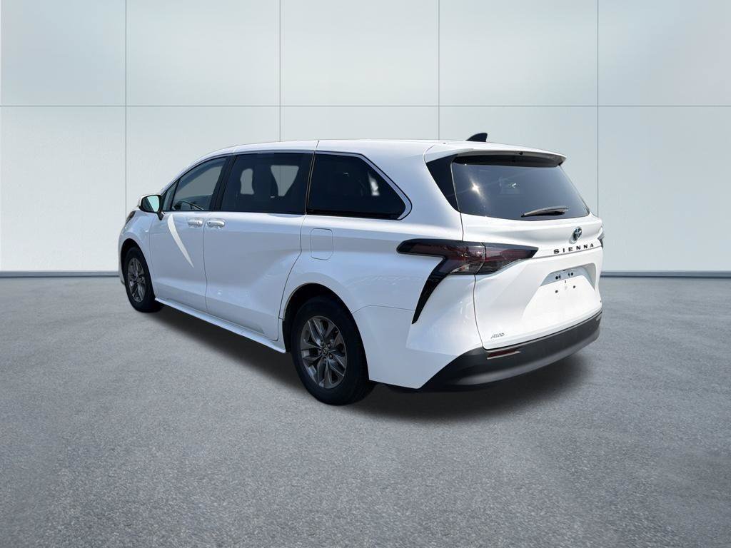 Used 2024 Toyota Sienna LE AWD/4WD image 3