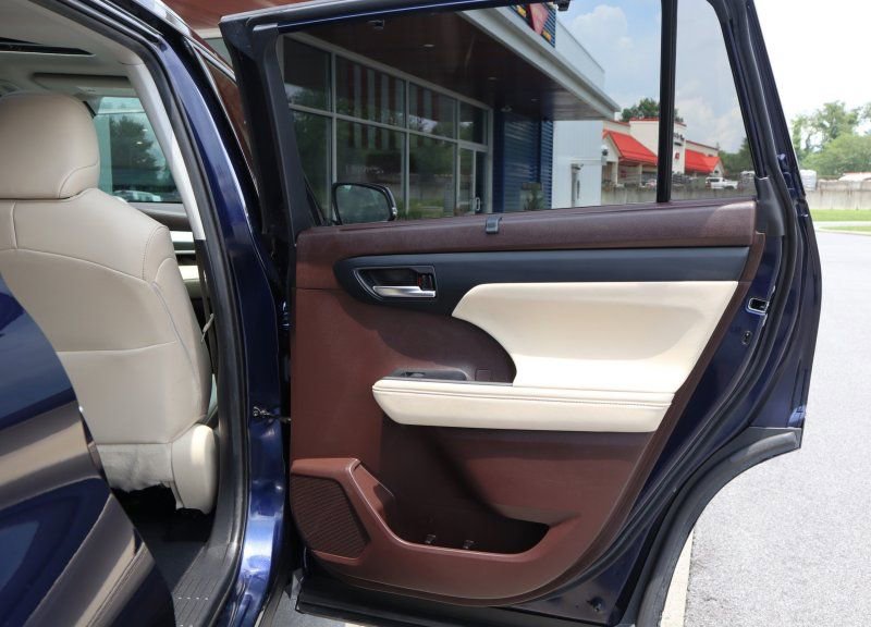 Used 2021 Toyota Highlander XLE image 22