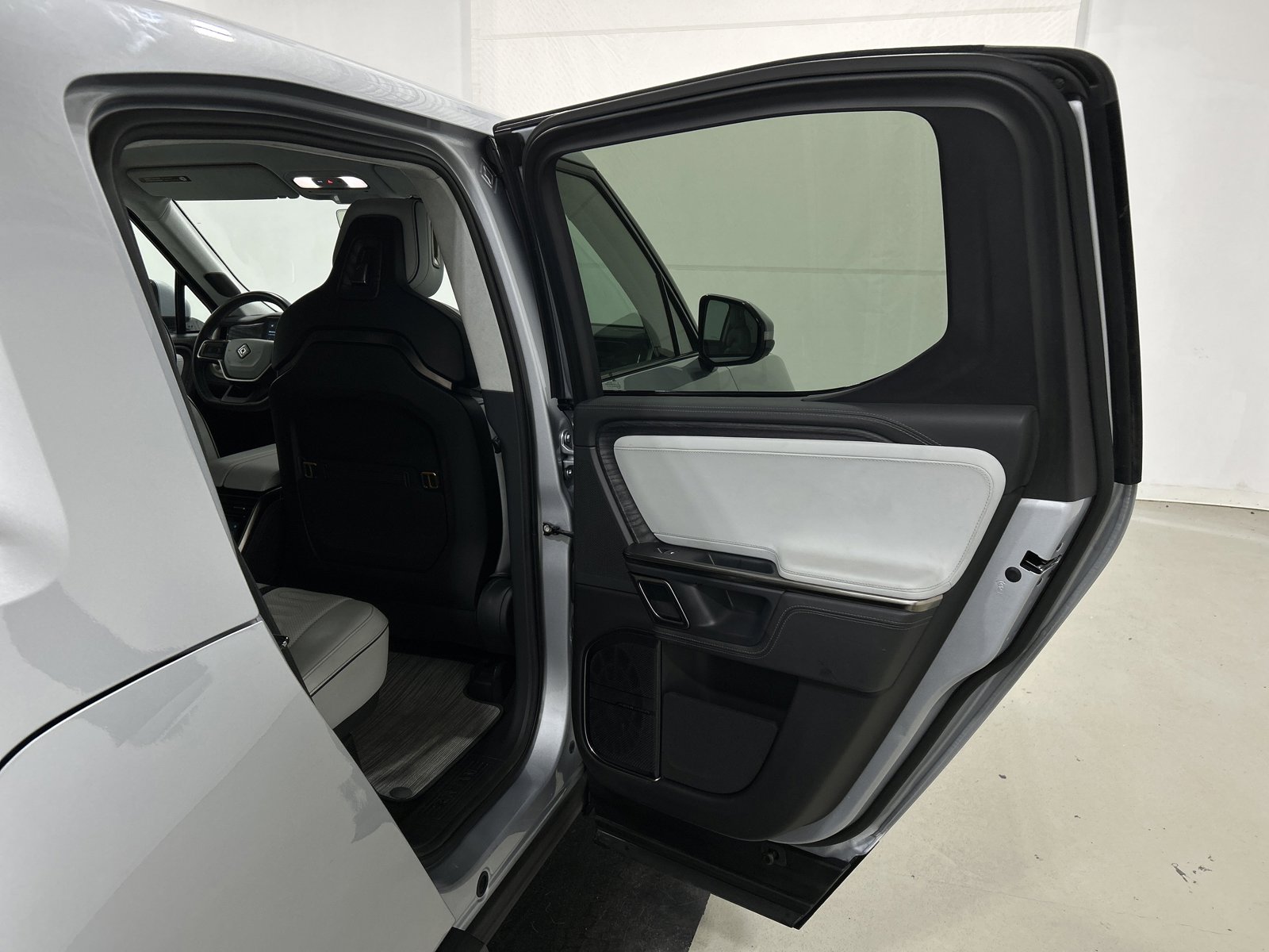 Used 2022 Rivian R1T Adventure image 19
