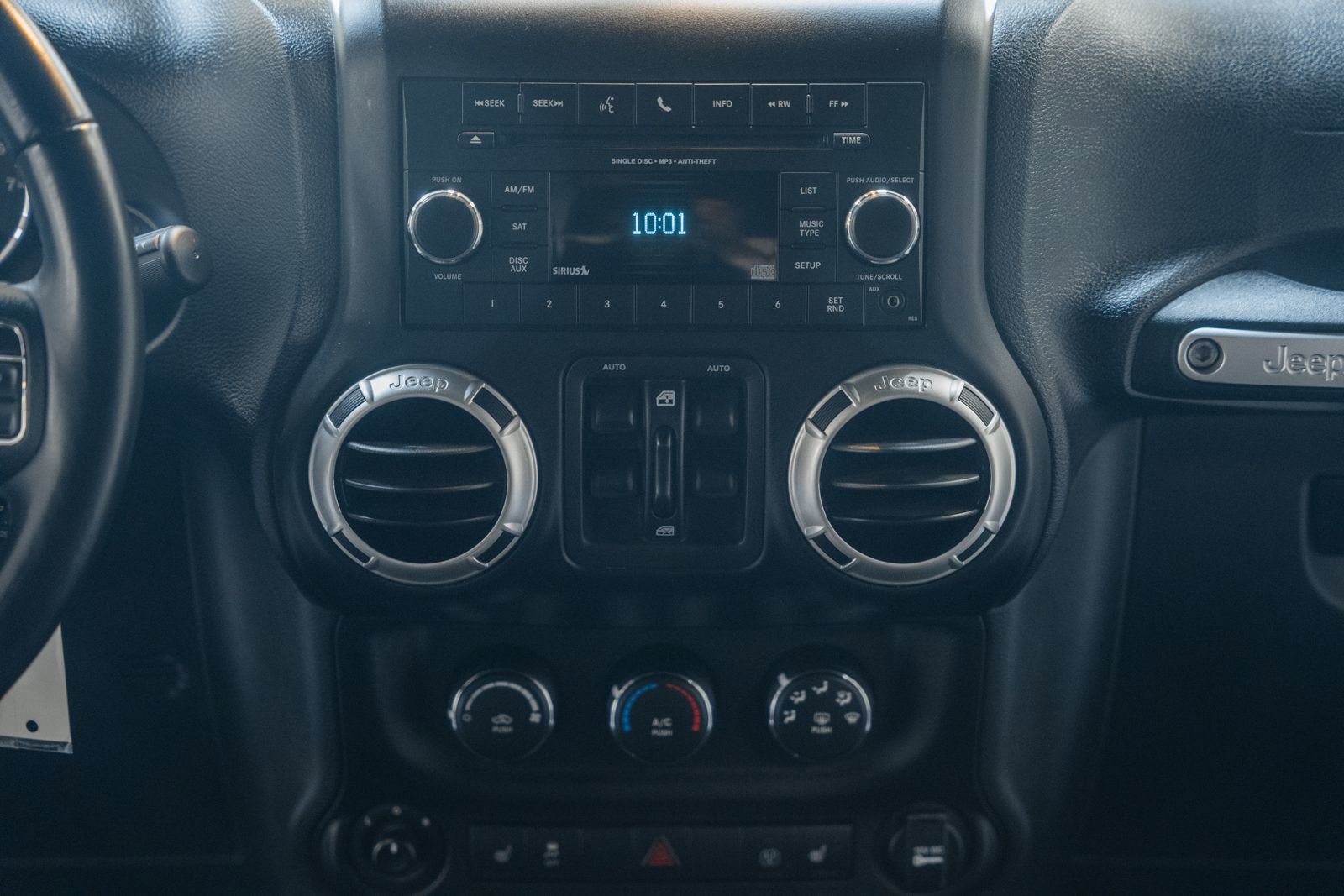 Used 2017 Jeep Wrangler Unlimited Rubicon w/ Connectivity Group image 28