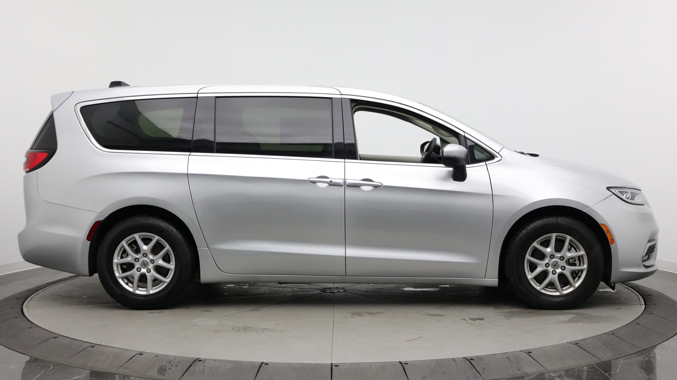 Used 2023 Chrysler Pacifica Touring-L FWD image 8