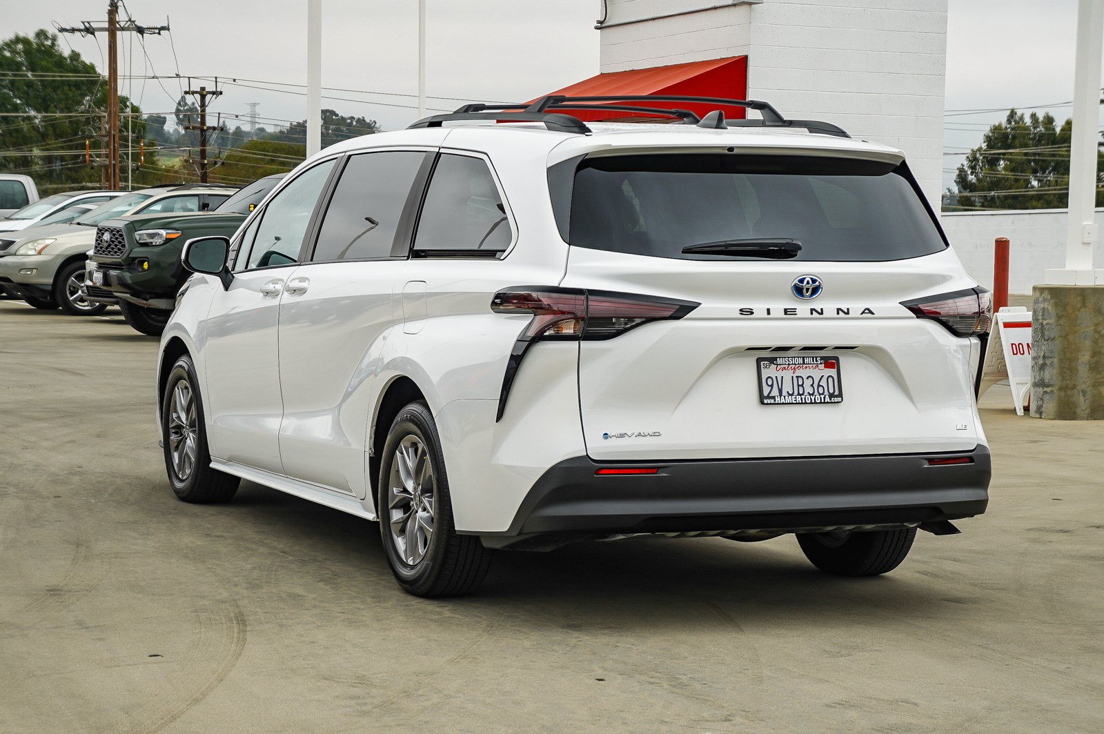 Used 2025 Toyota Sienna LE w/ LE Plus Package AWD/4WD image 5