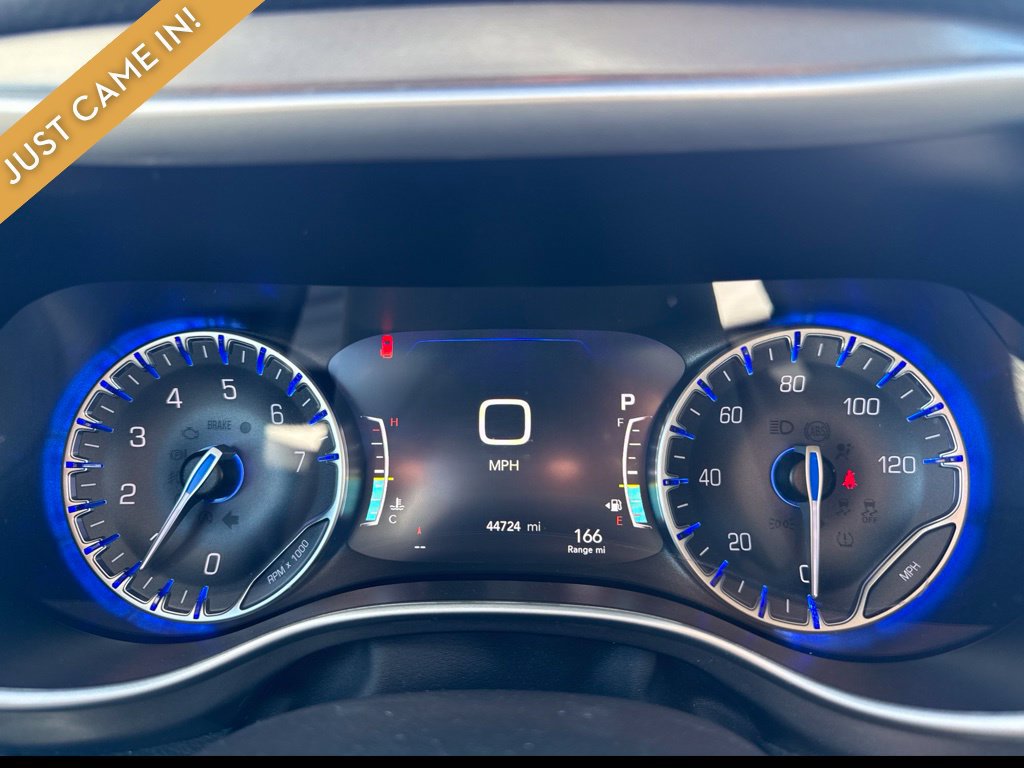 Used 2024 Chrysler Pacifica Touring-L w/ Uconnect Theater Family Group FWD image 10