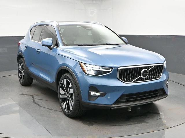 Used 2023 Volvo XC40 B5 Plus w/ Driver Assist Package AWD/4WD image 2