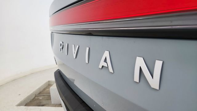 Used 2024 Rivian R1T Adventure image 18