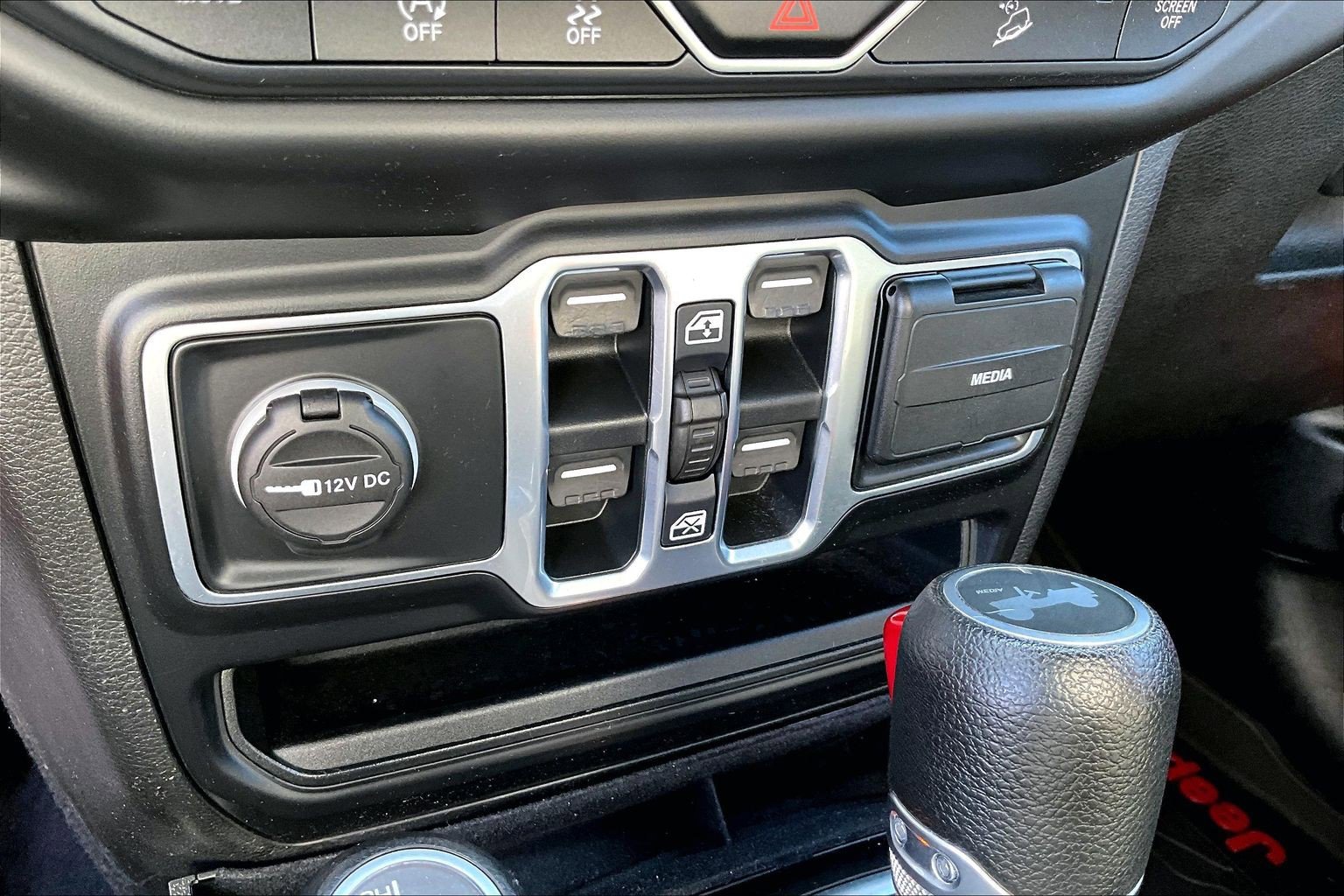 Used 2020 Jeep Wrangler Unlimited Sahara w/ Uconnect 4C Nav & Sound Group AWD/4WD image 32