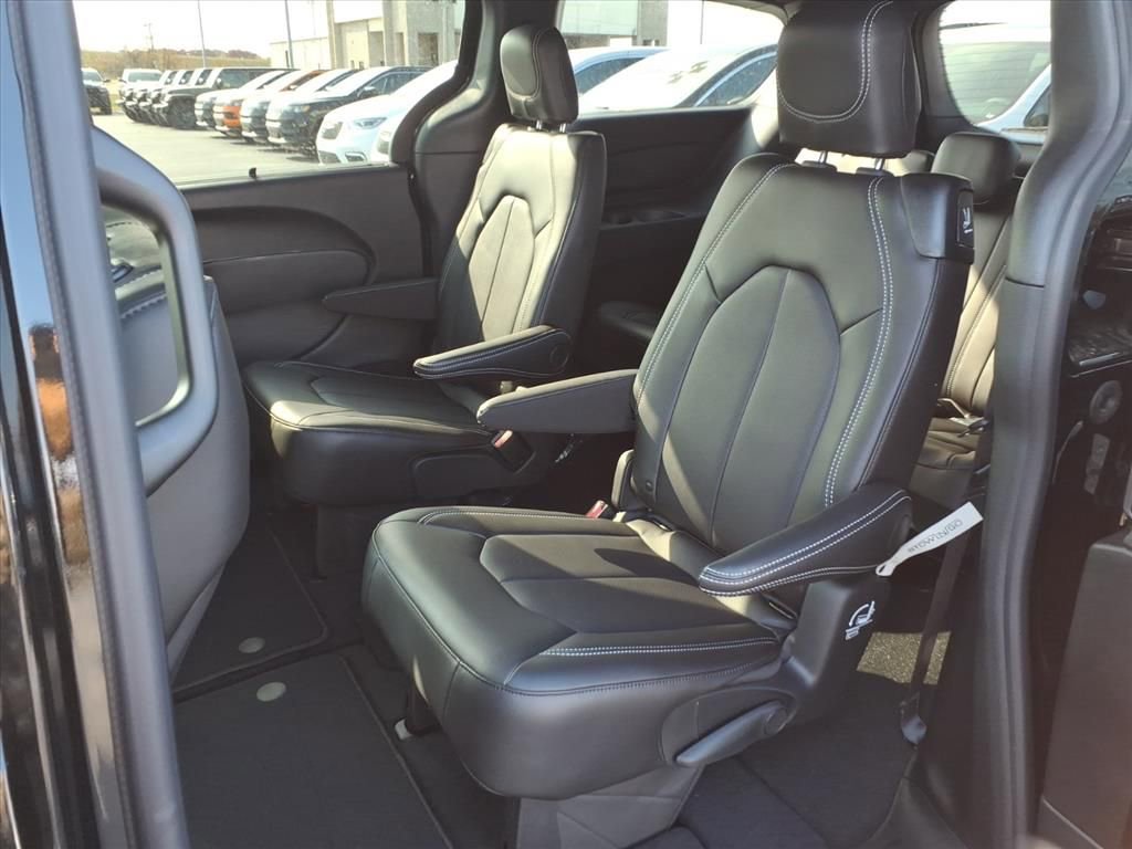 New 2026 Chrysler Pacifica Select image 9