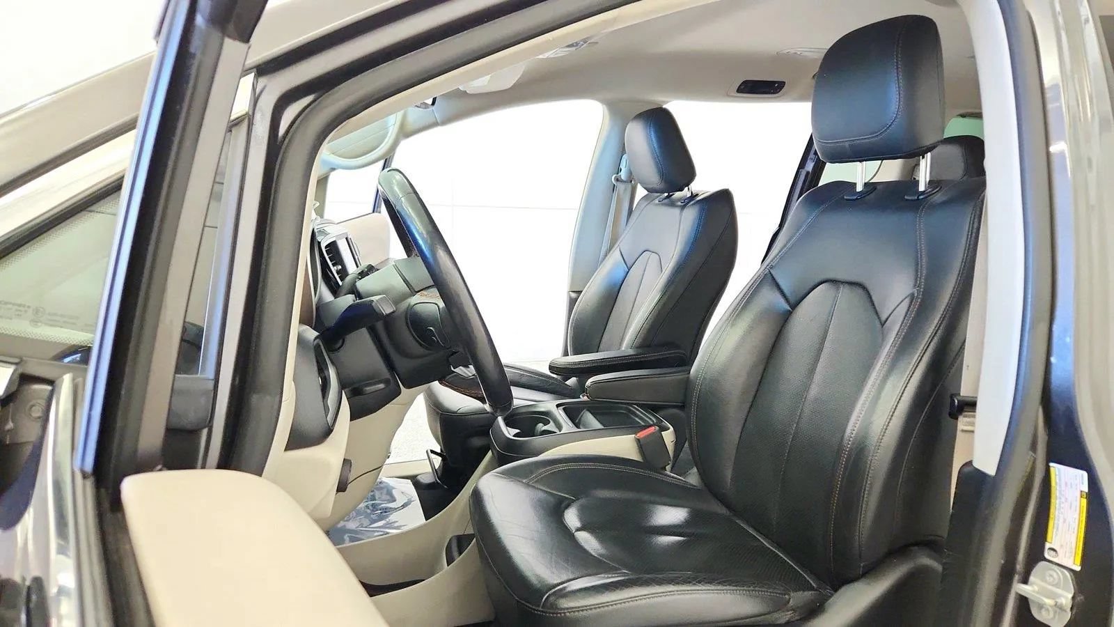 Used 2019 Chrysler Pacifica Touring-L FWD image 20