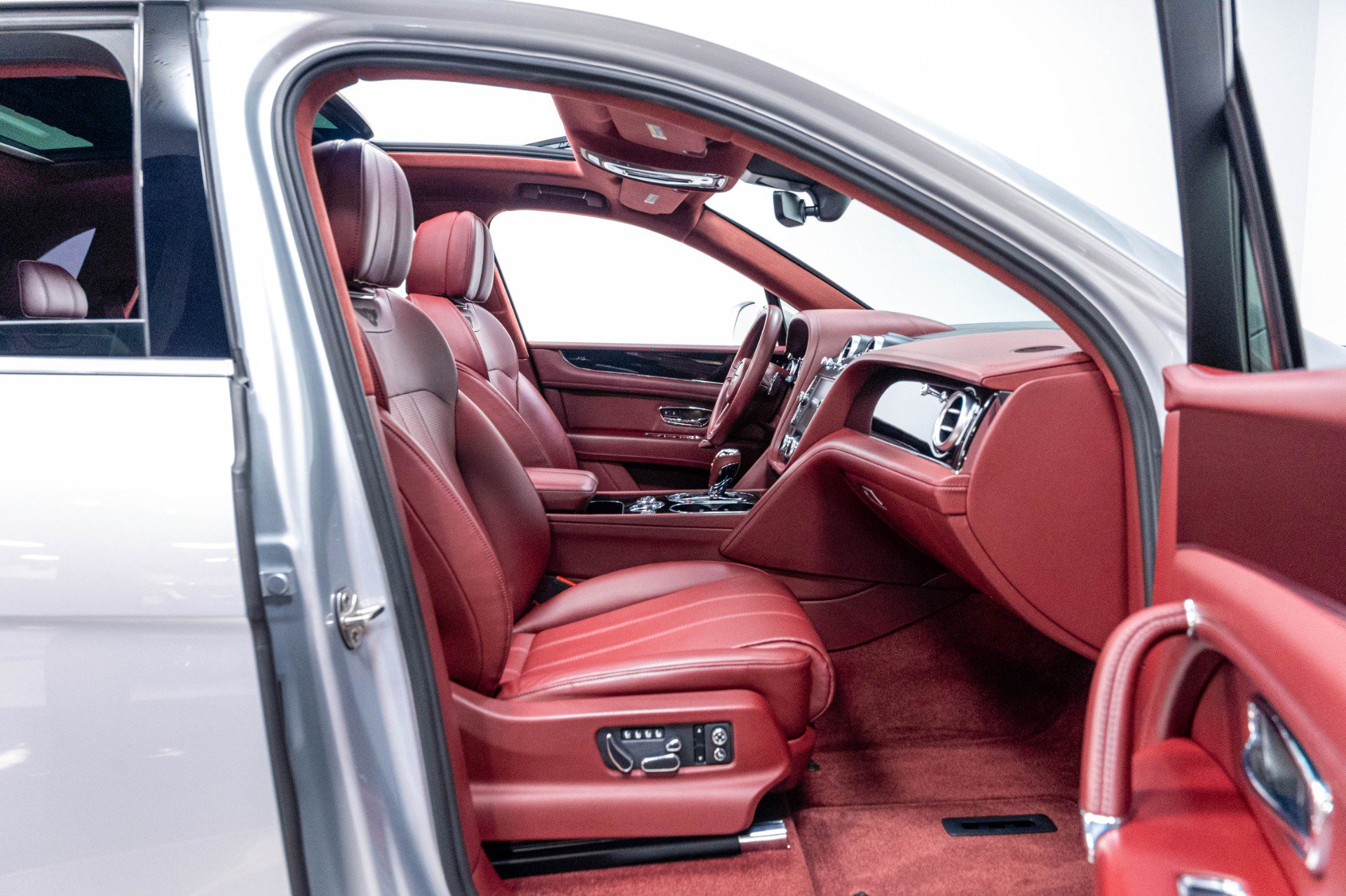 Used 2020 Bentley Bentayga AWD/4WD image 34