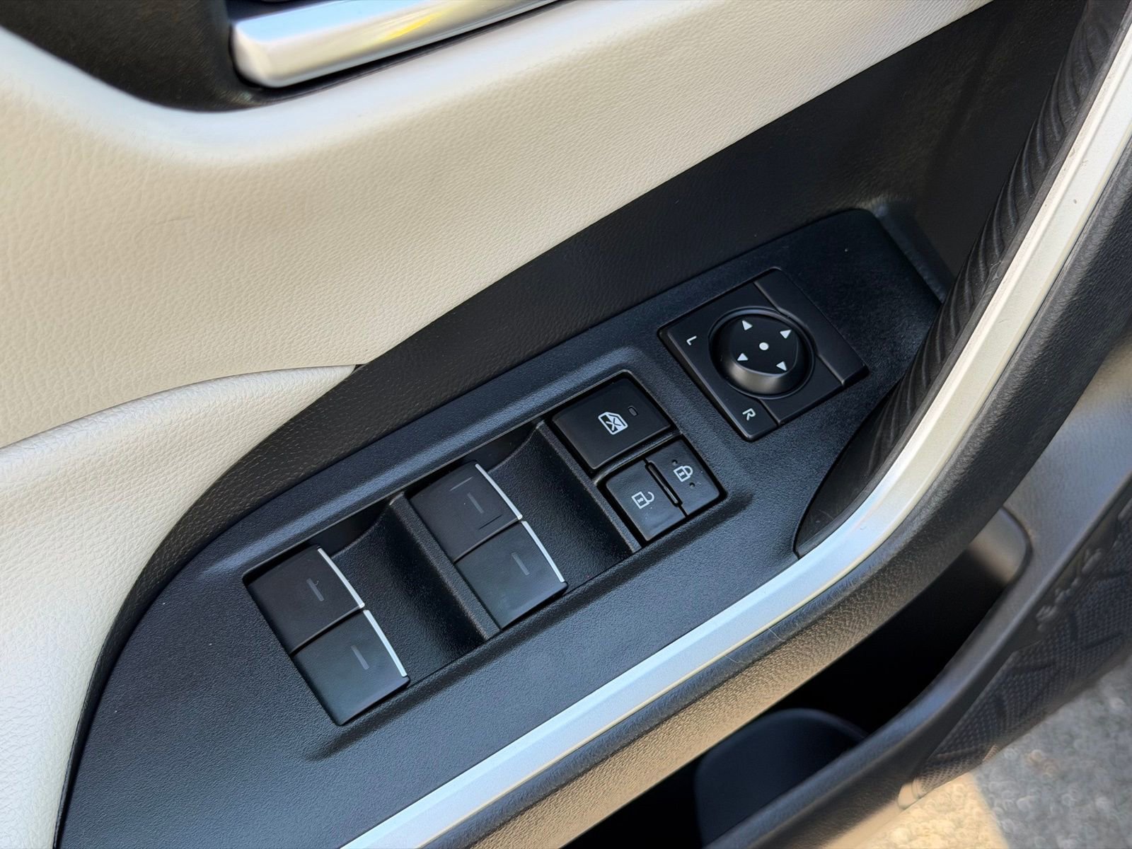 Used 2023 Toyota RAV4 XLE Premium image 14