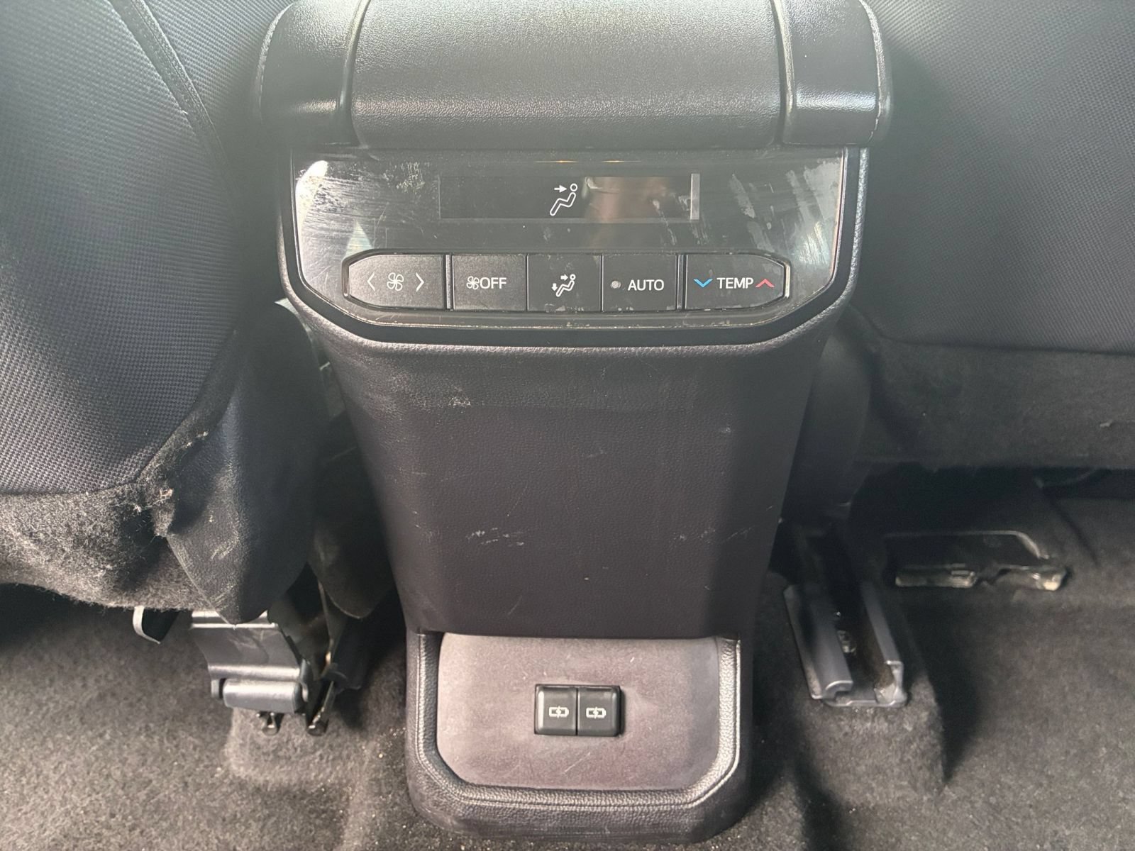 Used 2025 Toyota Highlander LE FWD image 21
