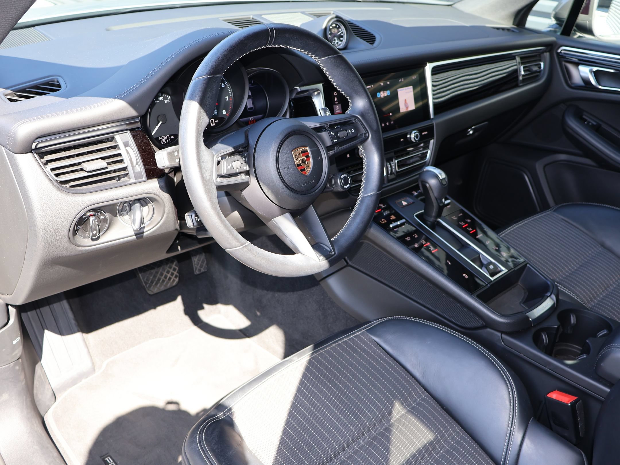 Certified 2024 Porsche Macan Turbo AWD/4WD image 4