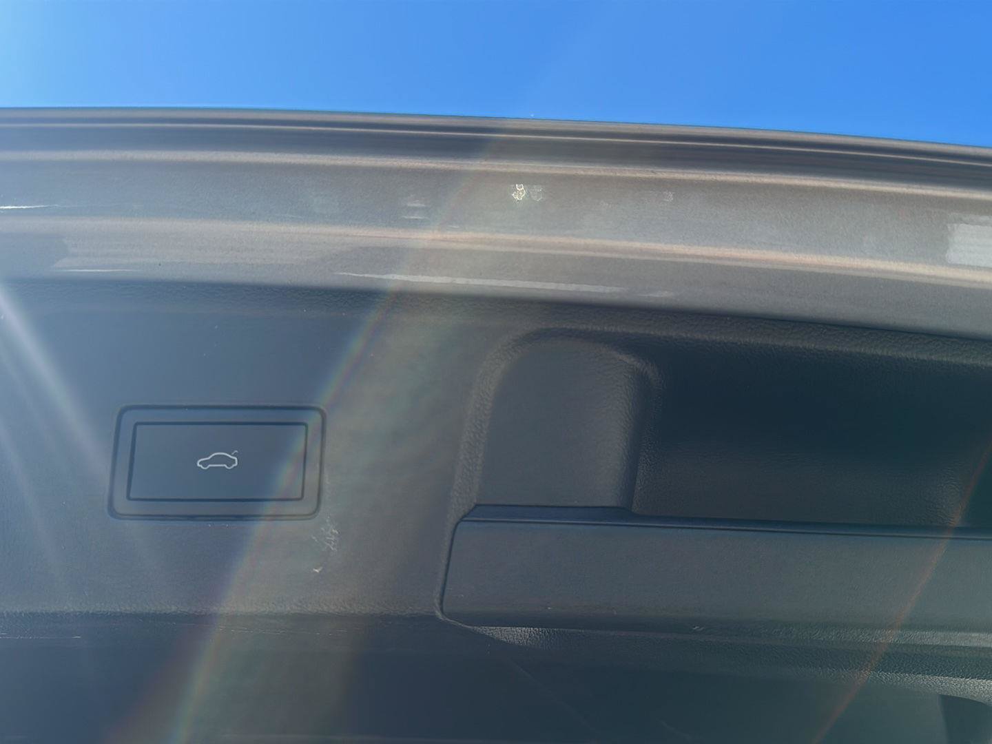 Used 2025 Volkswagen Atlas SE AWD/4WD image 17