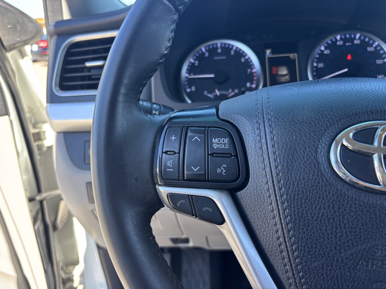 Used 2017 Toyota Highlander Plus w/ Carpet Mat Package FWD image 25