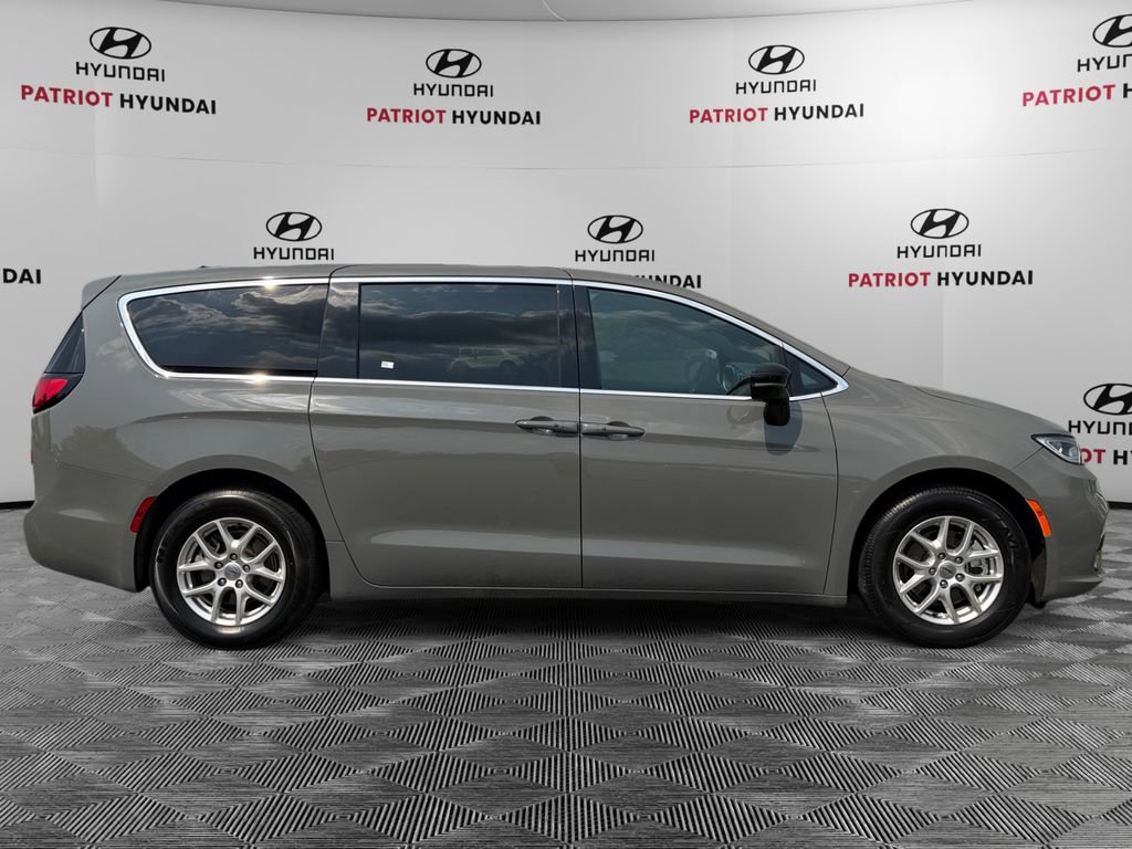 Used 2025 Chrysler Pacifica Select FWD image 2