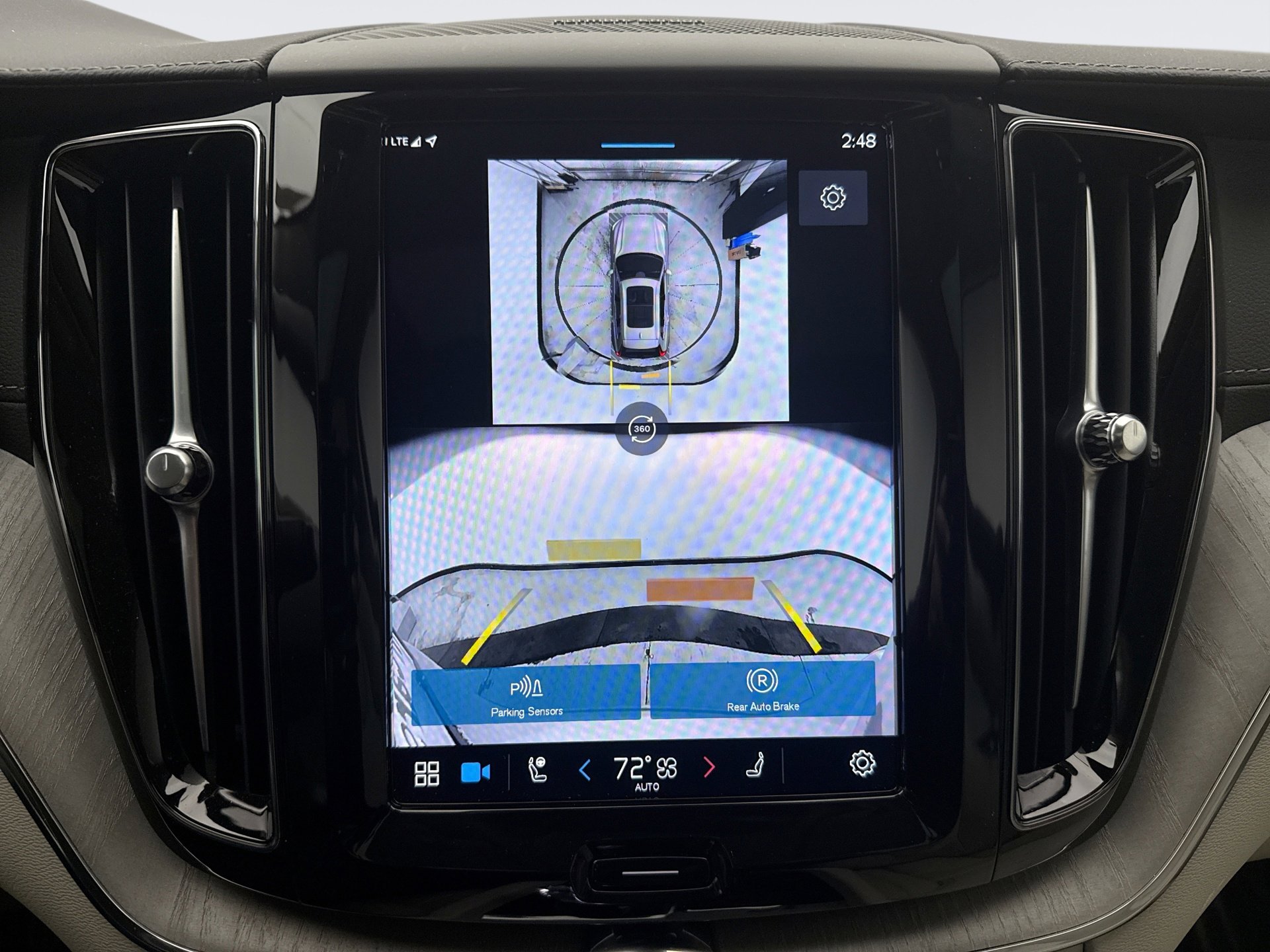 Used 2025 Volvo XC60 B5 Ultra w/ Climate Package image 16