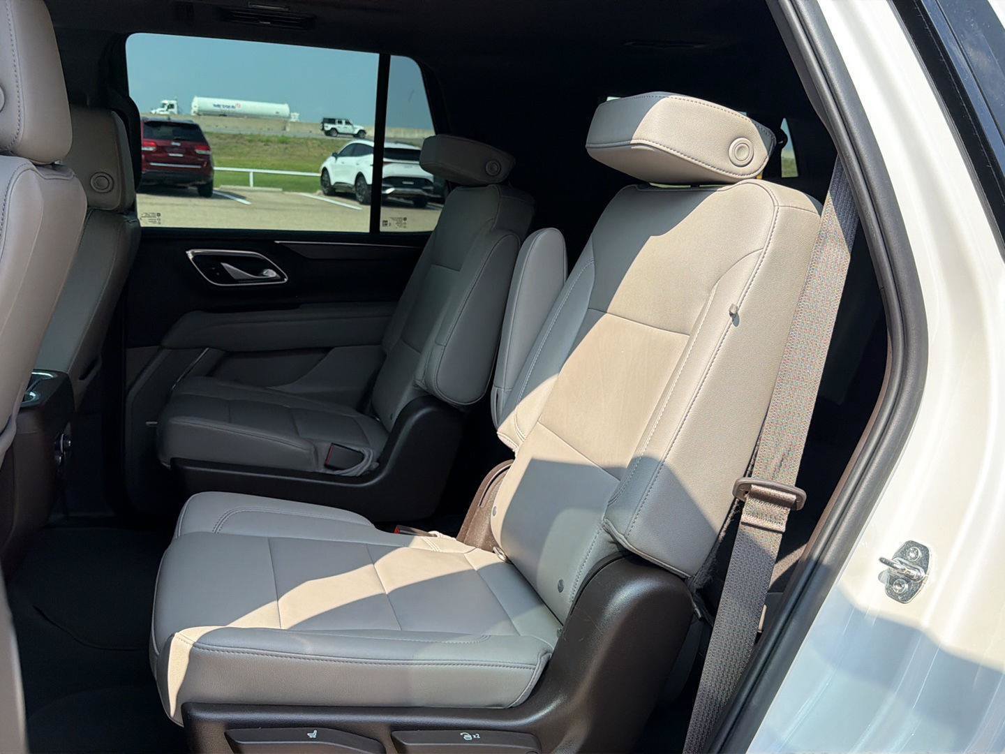 Used 2022 Chevrolet Tahoe Z71 w/ Luxury Package AWD/4WD image 16