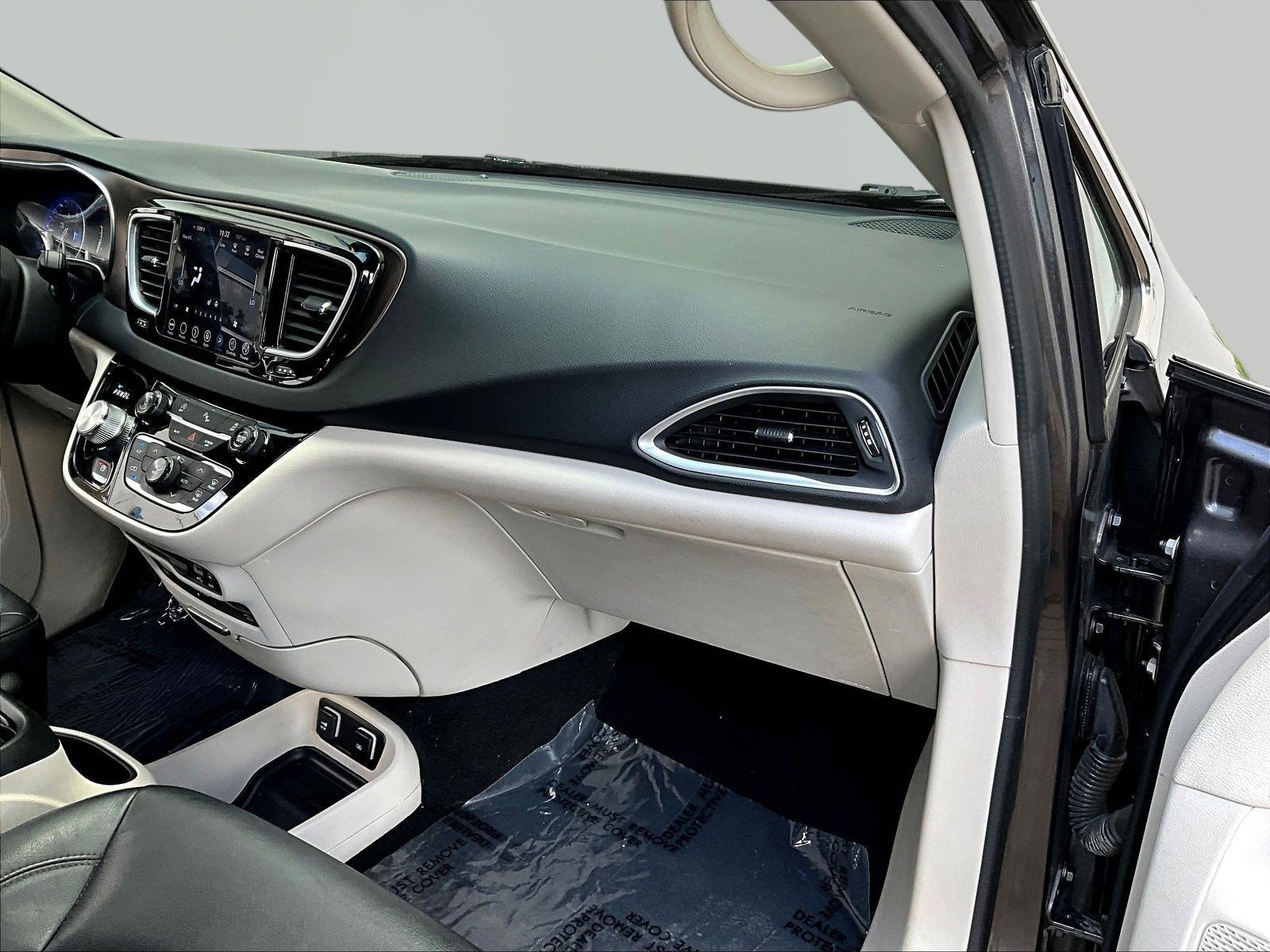 Used 2018 Chrysler Pacifica Touring-L Plus FWD image 26