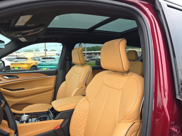 Used 2025 Jeep Grand Cherokee L Summit AWD/4WD image 14