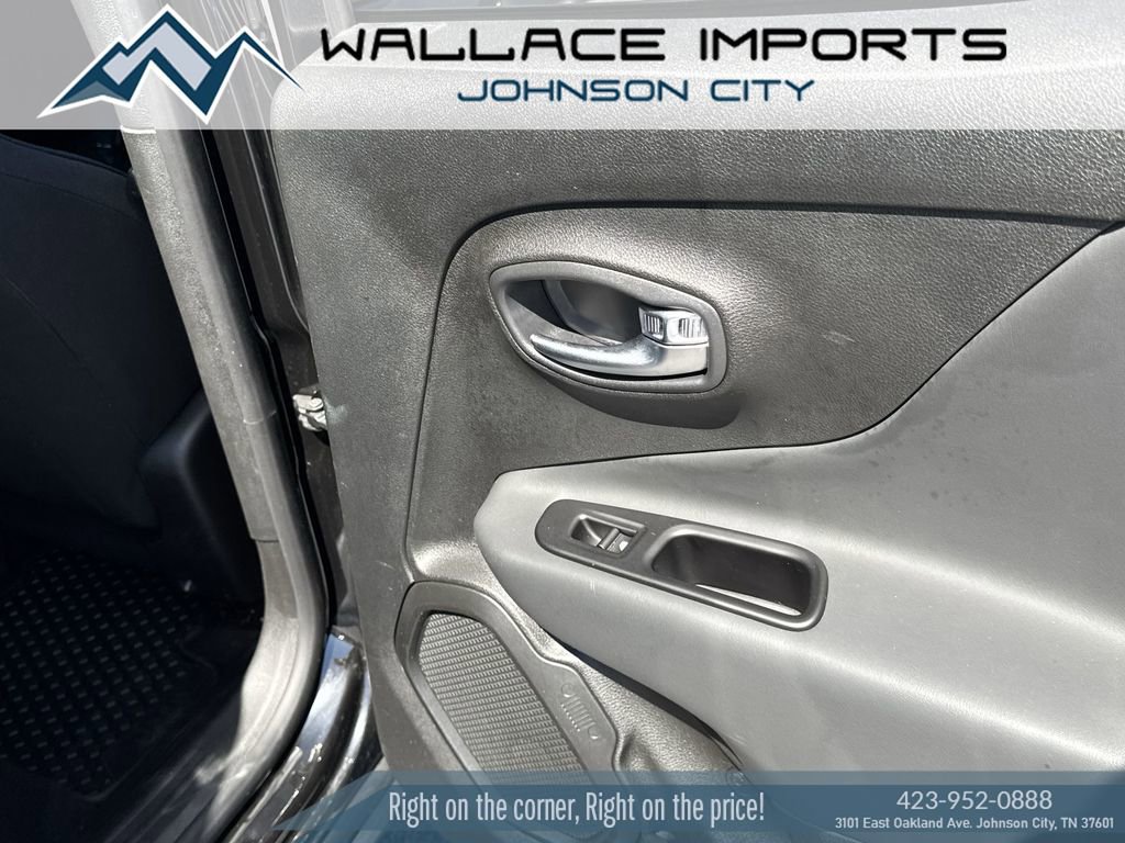 Used 2022 Jeep Renegade Latitude AWD/4WD image 42