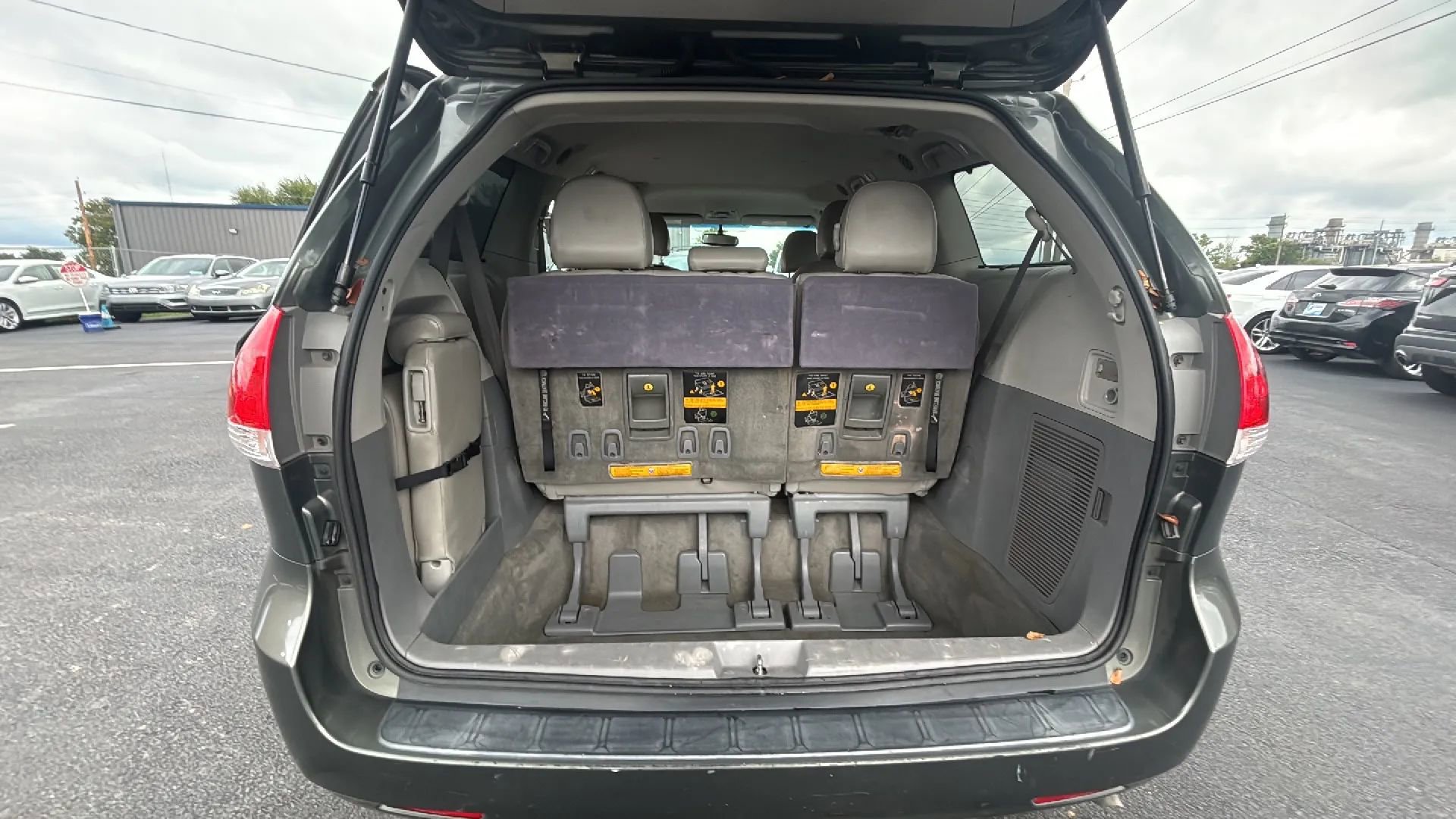 Used 2014 Toyota Sienna LE image 19