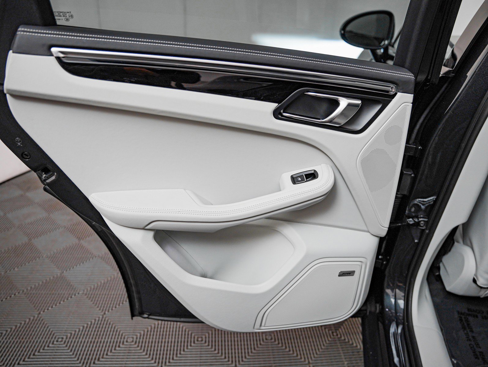 Certified 2025 Porsche Macan image 28