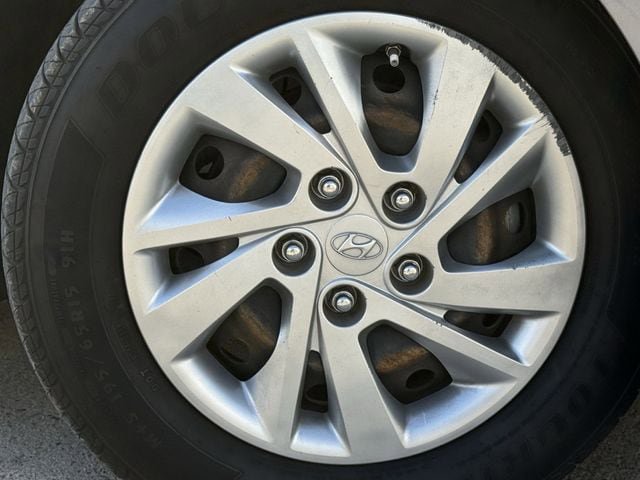 Used 2020 Hyundai Elantra SE w/ Cargo Package (C1) FWD image 9