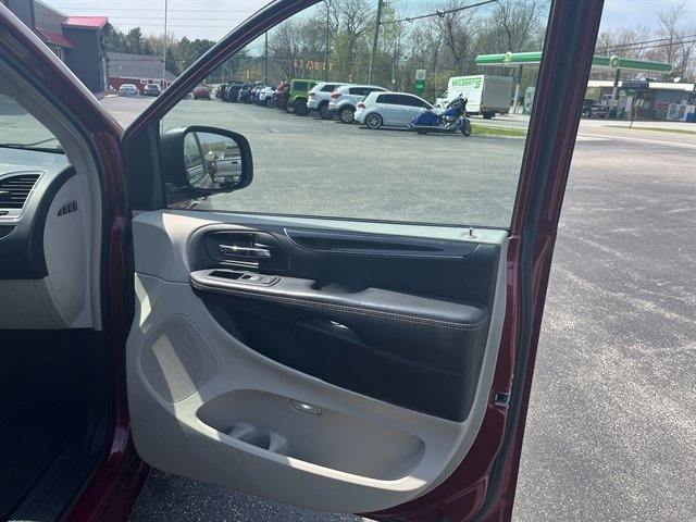 Used 2014 Chrysler Town & Country Touring FWD image 36