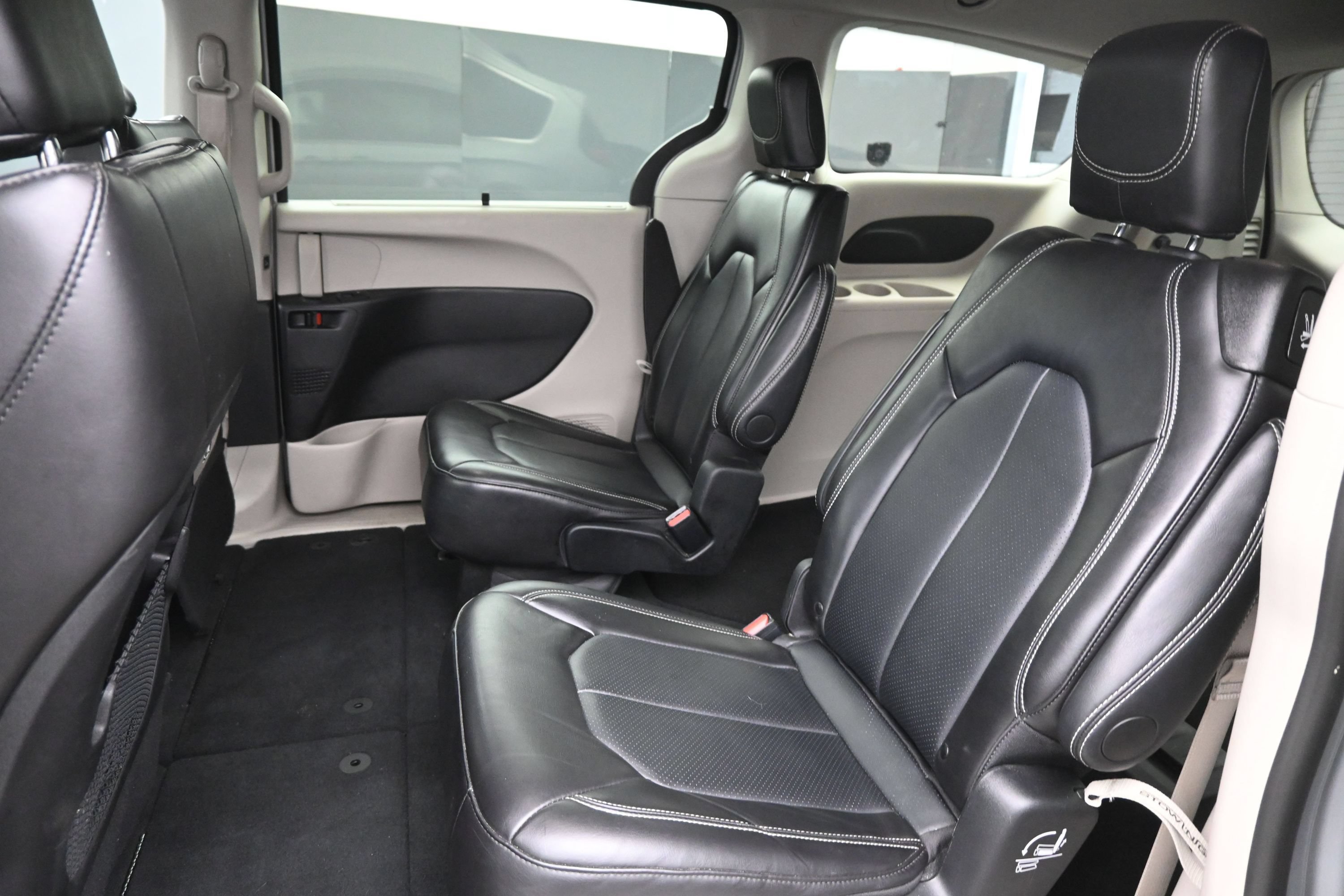 Used 2024 Chrysler Pacifica Touring-L FWD image 17