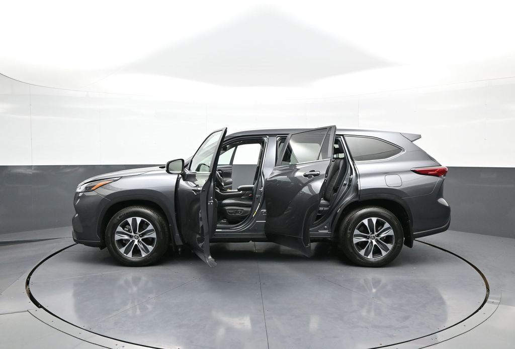 Certified 2023 Toyota Highlander XLE image 45