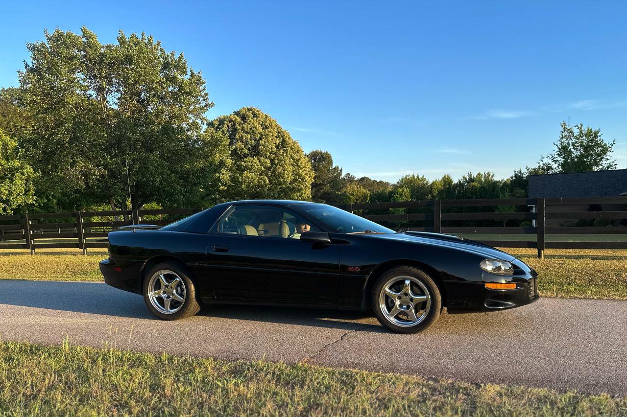 Used 2000 Chevrolet Camaro Z28 w/ SS Performance/Appearance Pkg RWD image 2