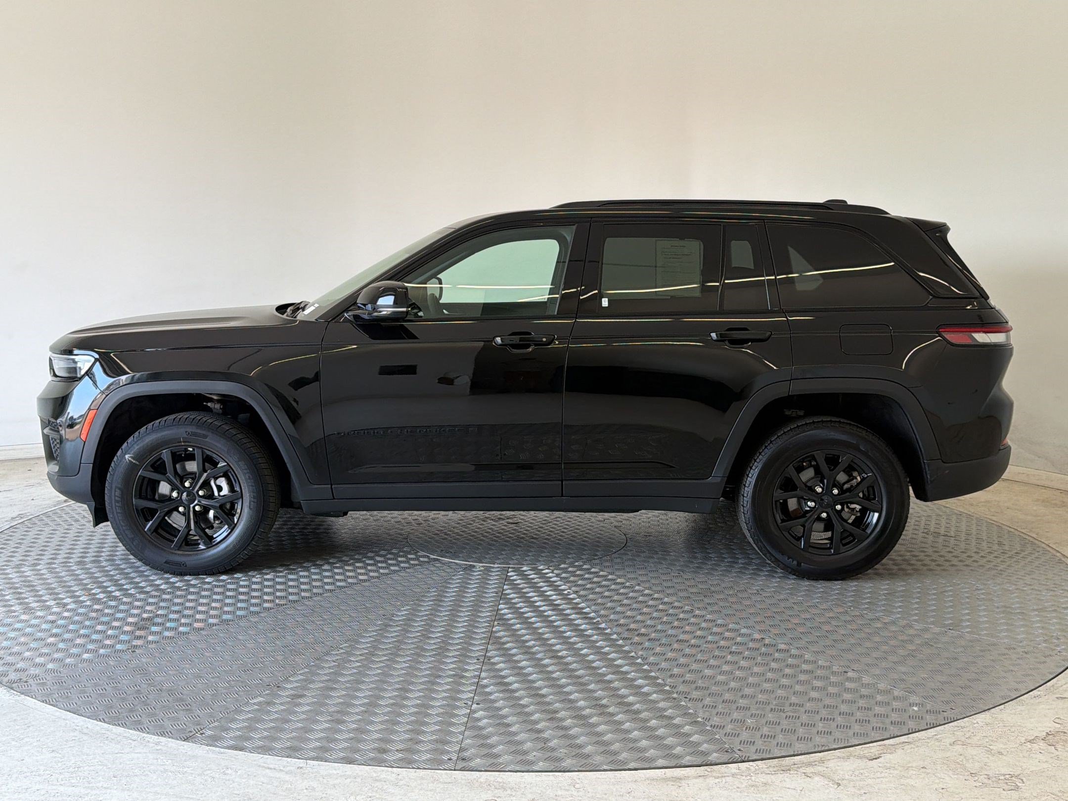 Used 2025 Jeep Grand Cherokee Altitude AWD/4WD image 2