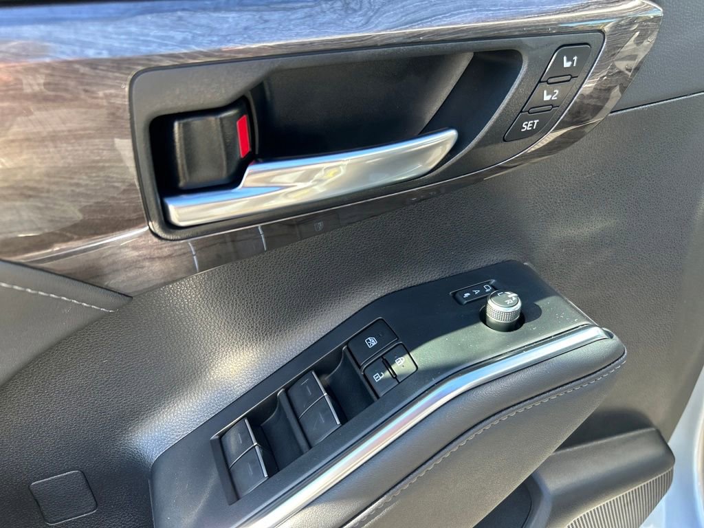 Used 2024 Toyota Highlander Limited image 21