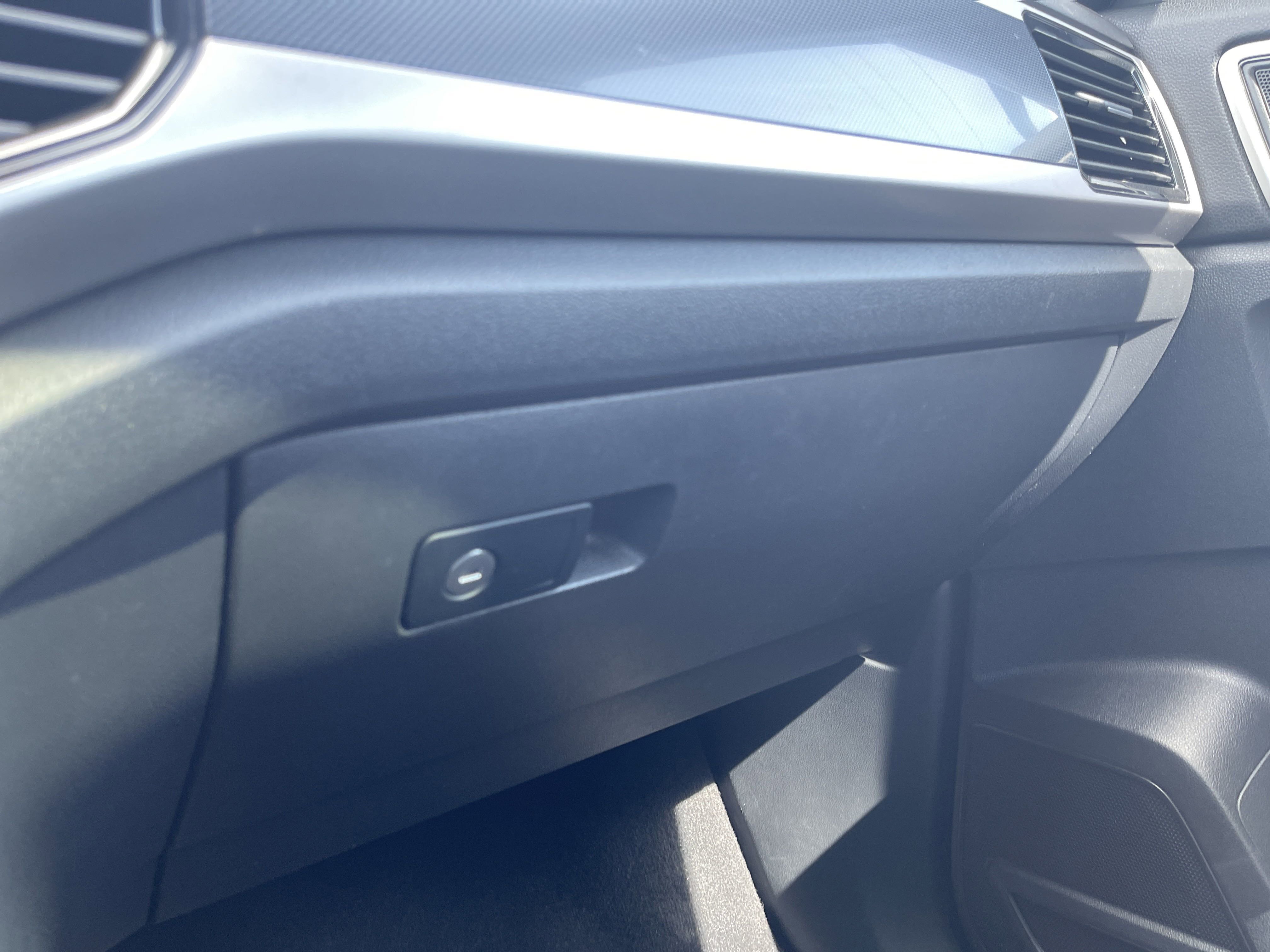 Used 2020 Volkswagen Atlas Cross Sport SEL image 30