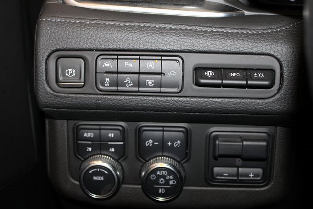 Used 2022 GMC Yukon XL Denali w/ Denali Premium Package image 28