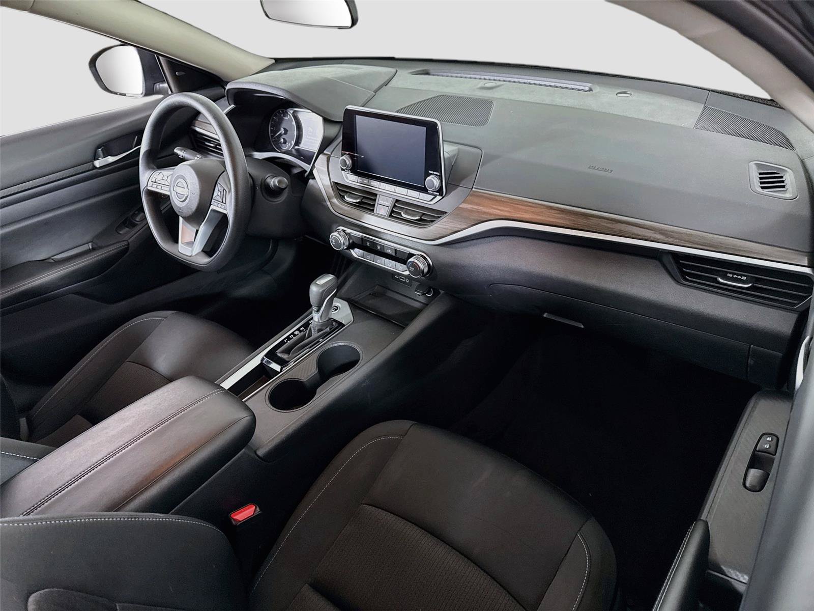 Used 2025 Nissan Altima 2.5 SV FWD image 19