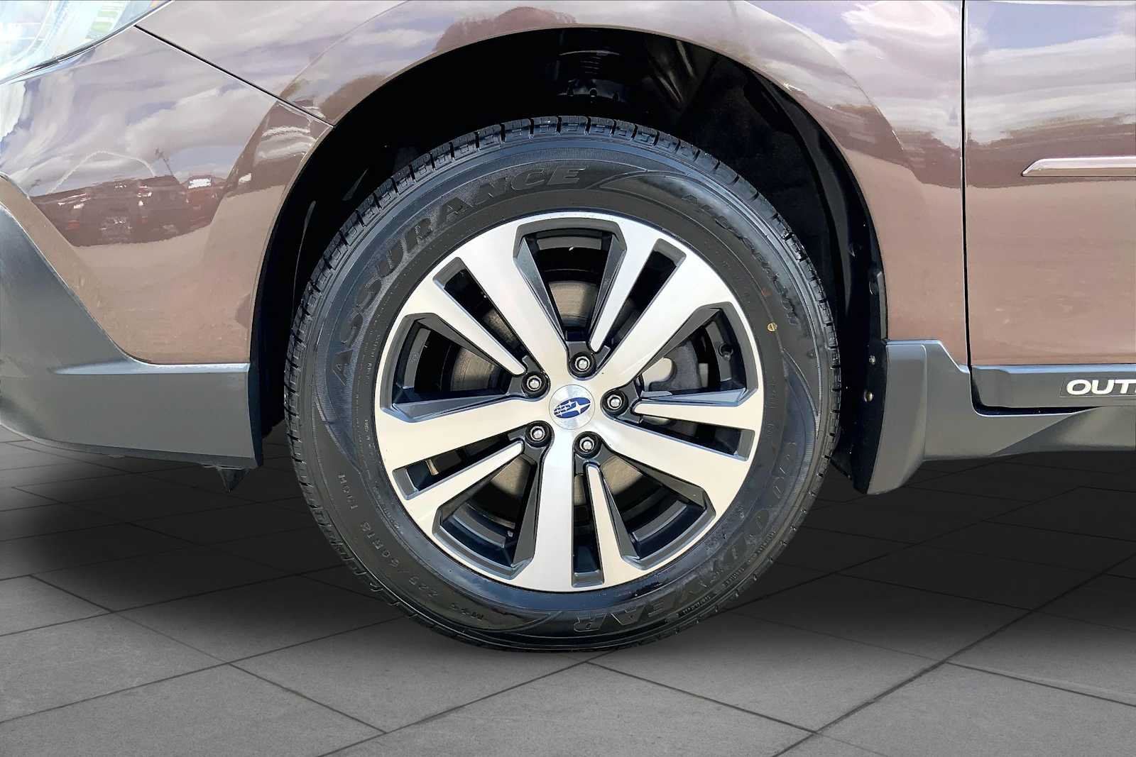 Used 2019 Subaru Outback 2.5i Limited AWD/4WD image 11