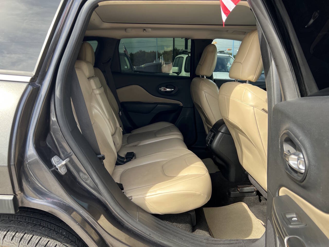 Used 2016 Jeep Cherokee Limited FWD image 13