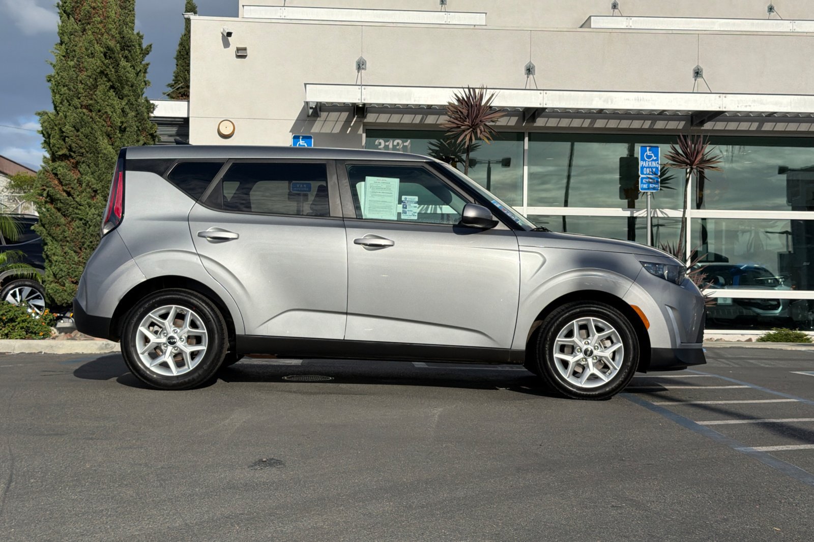Used 2024 Kia Soul LX w/ LX Technology Package FWD image 3