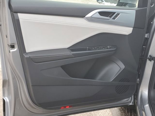 New 2026 Volkswagen Taos SE image 9